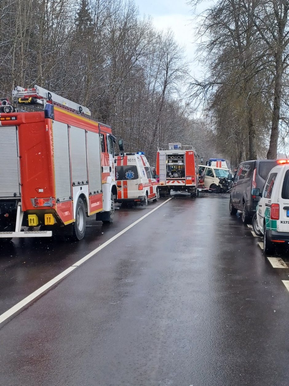 Šiurpi mikroautobusų kaktomuša pakaunėje: yra žuvusių ir sužeistų