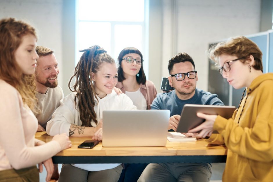 Darbą ir studijas suderinti sunku