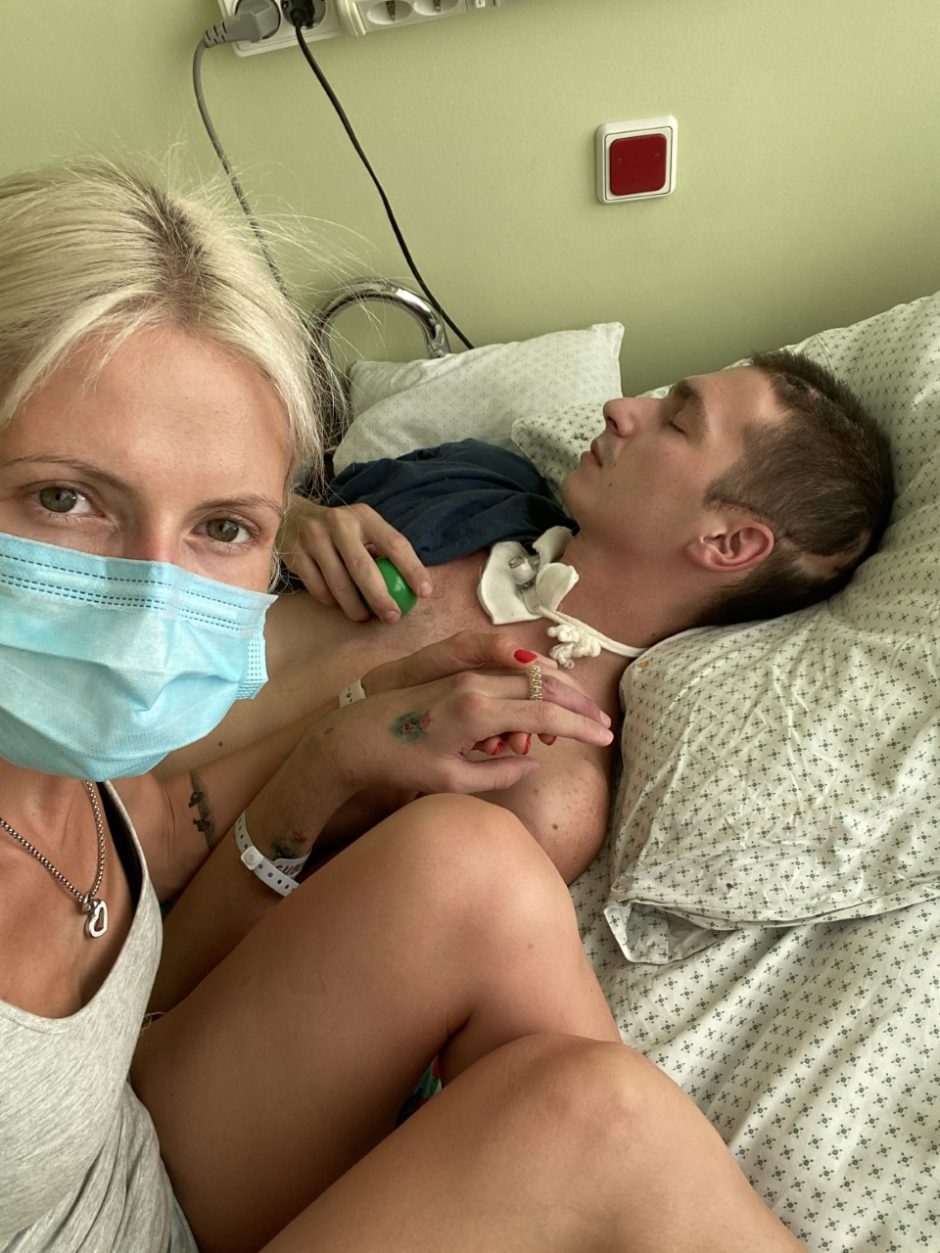 Po baisios avarijos jaunas vyras beveik nieko nebemato: artimųjų viltis – užsienio medikai