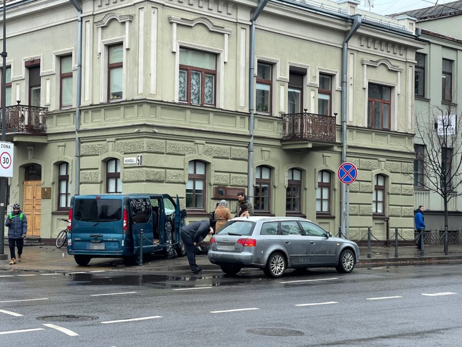 Avarija K. Donelaičio g.: numuštas šviesoforas ir kelio ženklas, eismas – chaotiškas