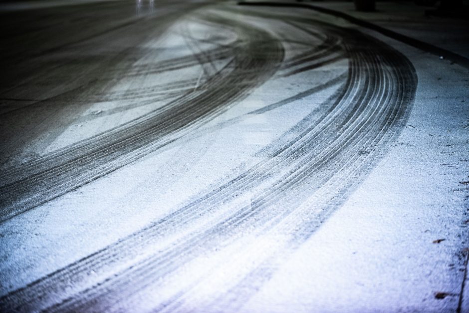 Įspėja vairuotojus: eismo sąlygas sunkina lijundra, plikledis ir snygis