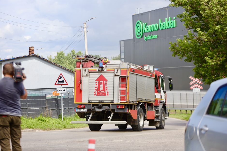 Aliarmas Šančiuose – liepsnojo „Kauno baldai“: dėl gaisro mieste padidėjo oro tarša