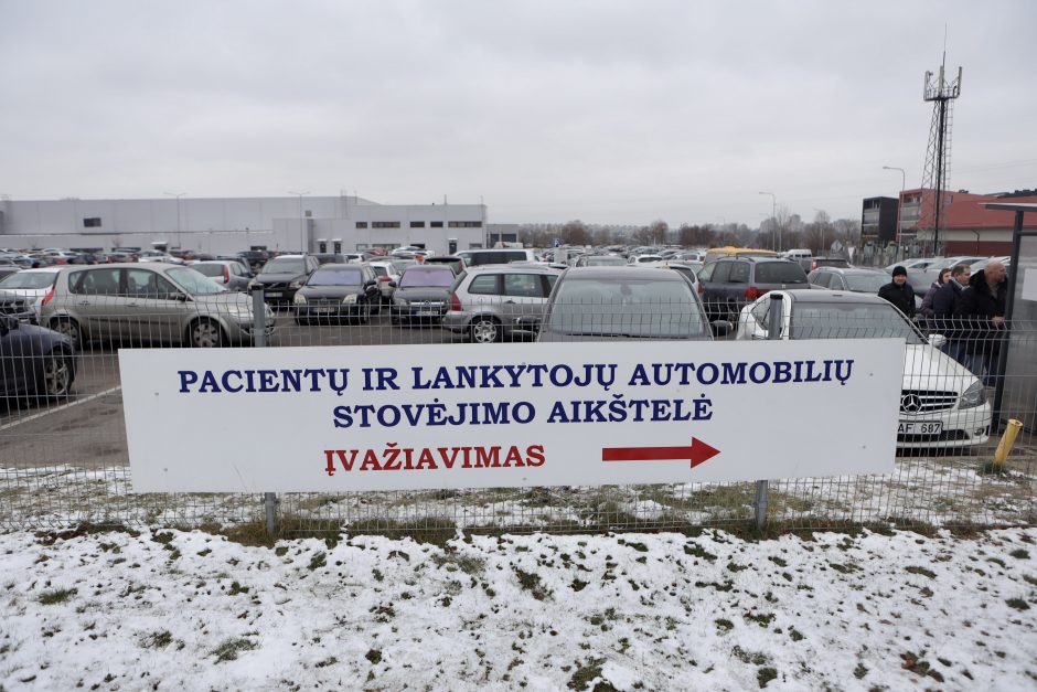 Nesklandumai dėl parkingo prie Kauno klinikų: neišleidžiami net ir susimokėję vairuotojai