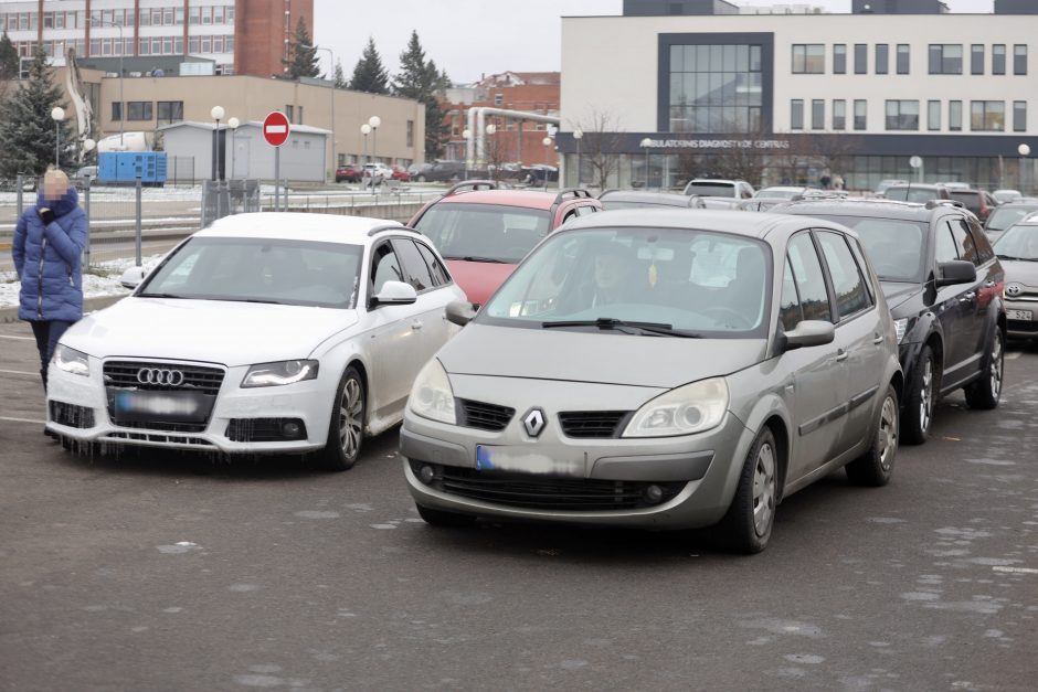 Nesklandumai dėl parkingo prie Kauno klinikų: neišleidžiami net ir susimokėję vairuotojai