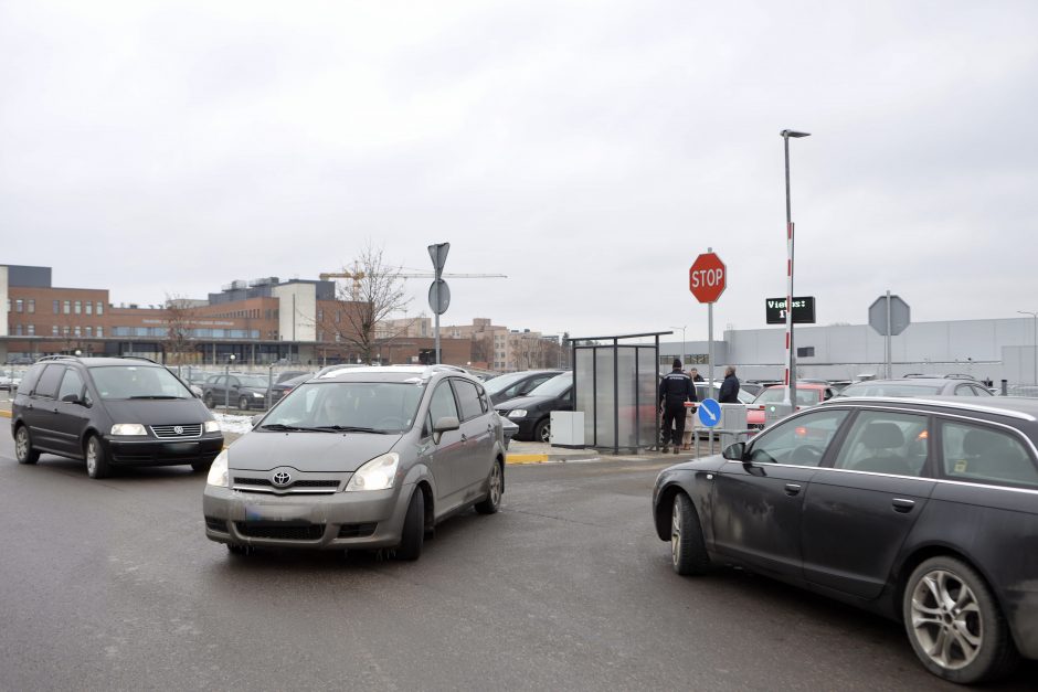 Nesklandumai dėl parkingo prie Kauno klinikų: neišleidžiami net ir susimokėję vairuotojai