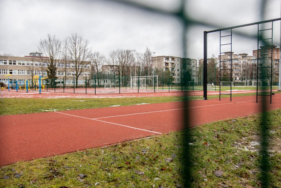 Kadetų licėjus ramina: čia ne užterštumas, čia toks naujoviškas stadionas