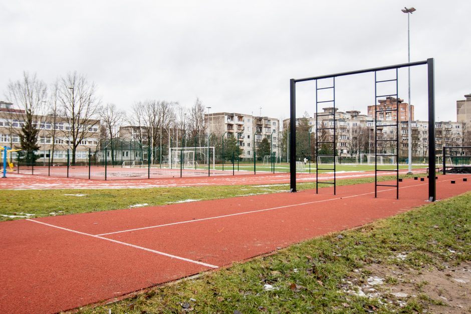 Kadetų licėjus ramina: čia ne užterštumas, čia toks naujoviškas stadionas