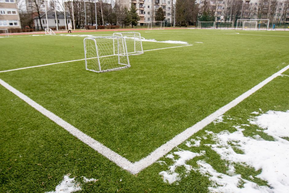 Kadetų licėjus ramina: čia ne užterštumas, čia toks naujoviškas stadionas