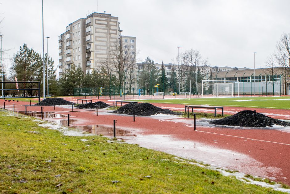 Kadetų licėjus ramina: čia ne užterštumas, čia toks naujoviškas stadionas