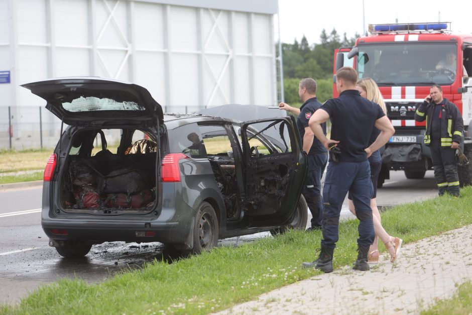 Tragedija: Kauno LEZ'e sudegė automobilis, jame – žmogaus kūnas