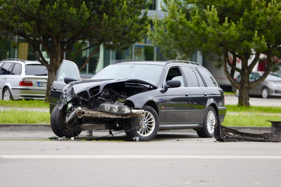 Smarki avarija Pramonės prospekte: automobiliai – suknežinti, sužalota moteris