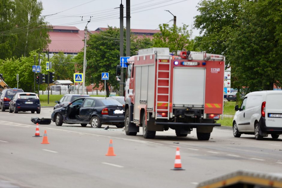 Smarki avarija Pramonės prospekte: automobiliai – suknežinti, sužalota moteris