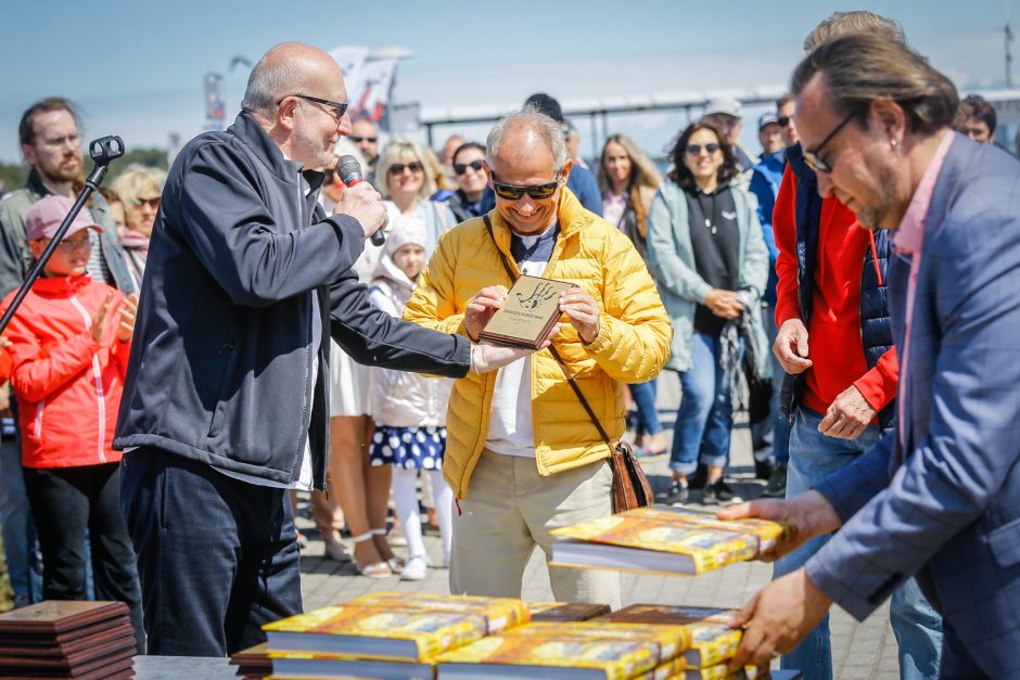 Neringoje atidarytas Šlovės takas, jį papildė penkių atlikėjų delnų įspaudai