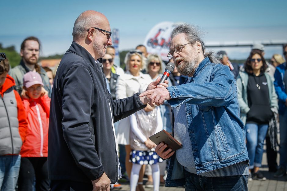 Neringoje atidarytas Šlovės takas, jį papildė penkių atlikėjų delnų įspaudai