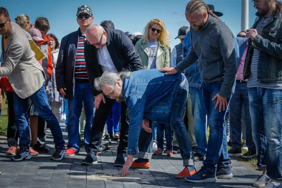 Neringoje atidarytas Šlovės takas, jį papildė penkių atlikėjų delnų įspaudai