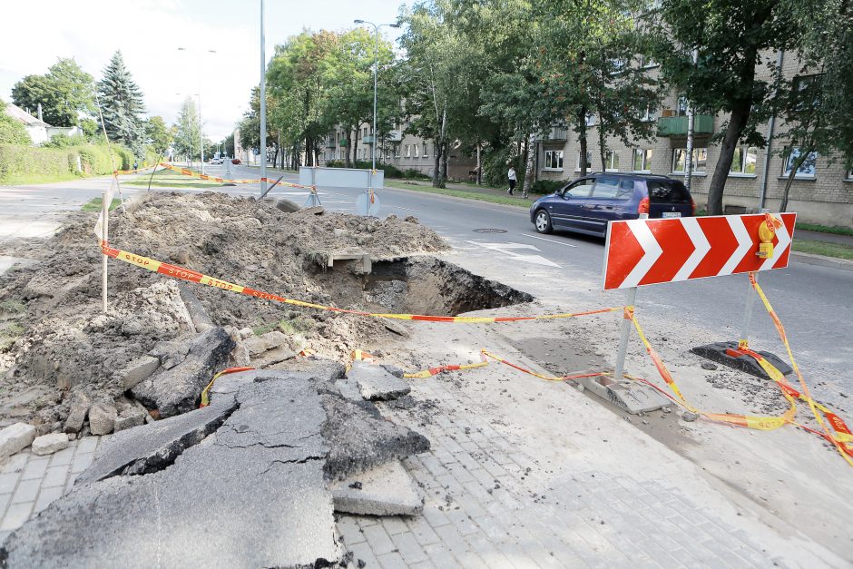 Kretingos gatvėje eismą pristabdo duobė