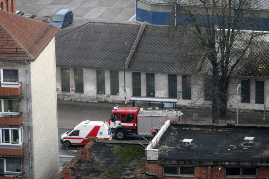 Klaipėdos ugniagesiams pranešta apie miesto centre degantį namo stogą 