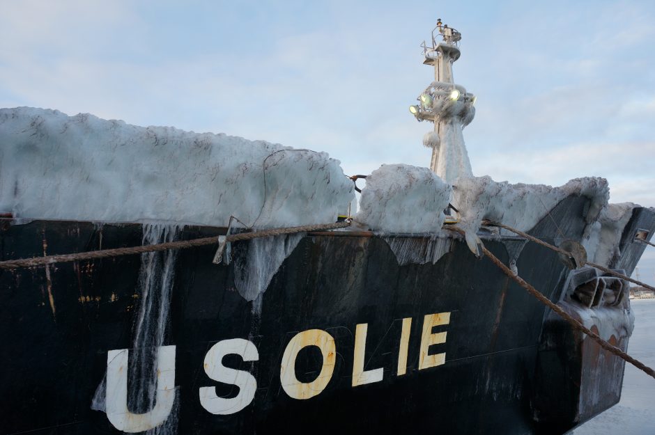 Uostininkams iššūkiu tapo jūroje ledu apsitraukęs laivas
