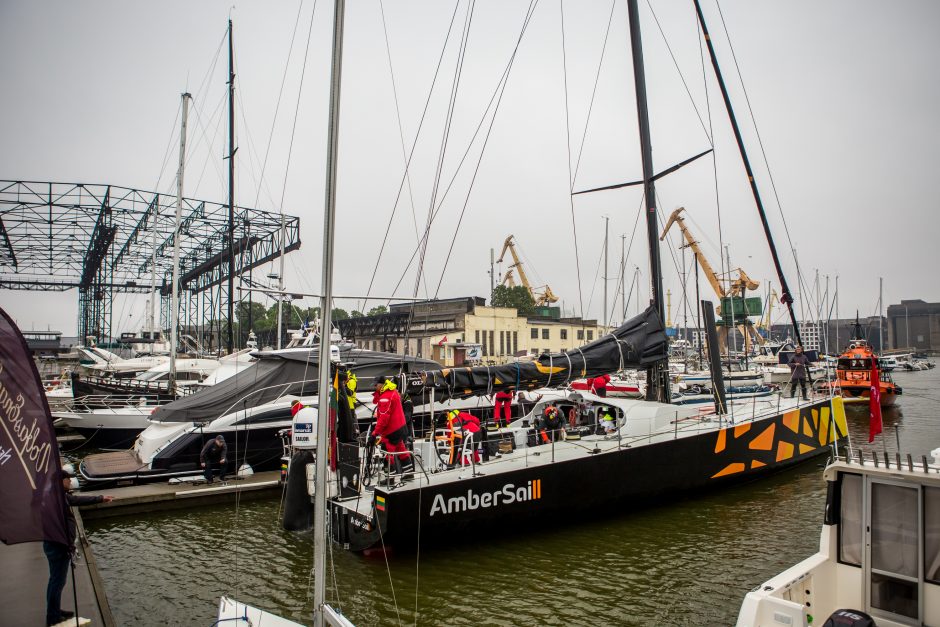 Jachtą „Ambersail 2“ Klaipėda pasitiko su trispalvėmis ir lietumi