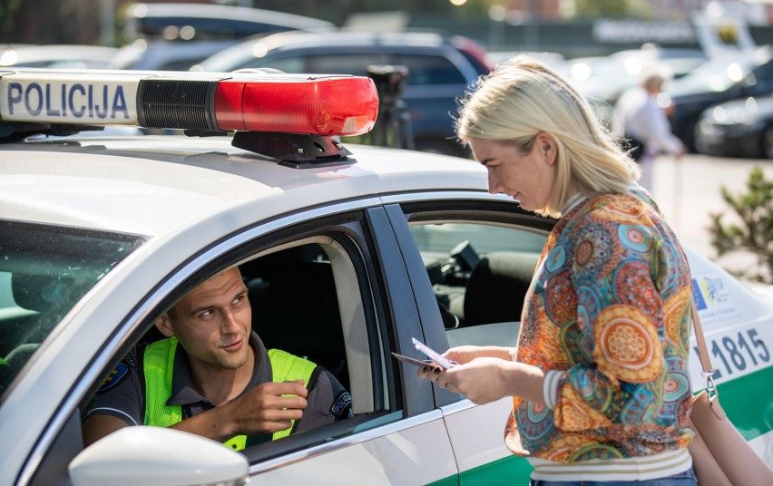 Klaipėdoje pareigūnai apdovanojo taisyklių nepažeidusius vairuotojus