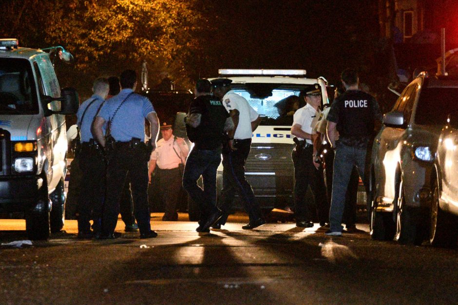 Filadelfijoje per kelias valandas trukusį susišaudymą sužeisti šeši policininkai