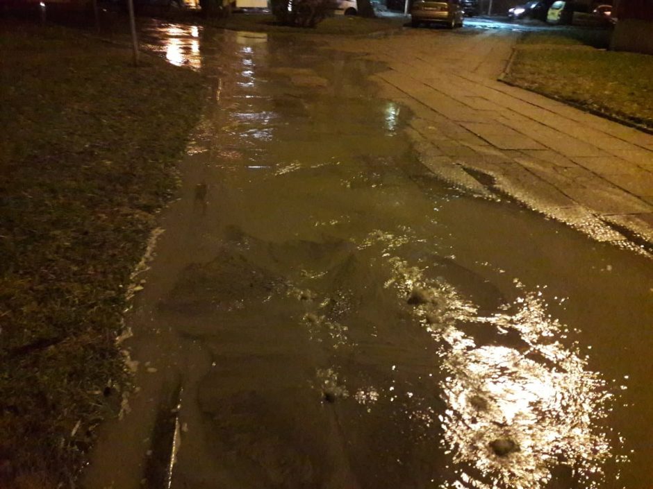 Trūkus vamzdžiui –  vanduo užtvindė gatvę