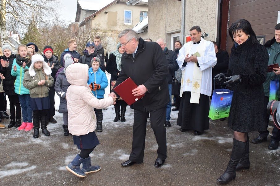 Pagerbė pirmokės gelbėtojus