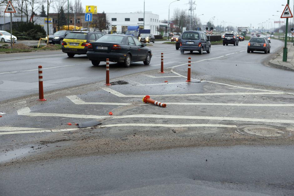 Gatvės viduryje – stulpelių lūženos