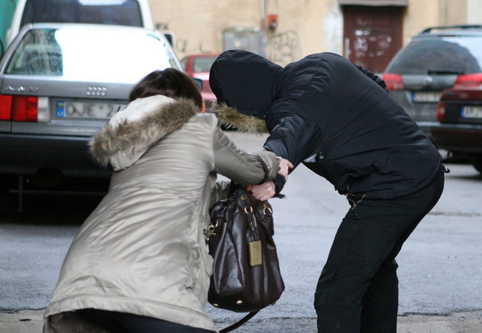 Plėšikas moterį pargriovė gatvėje – atėmė pinigus ir telefoną