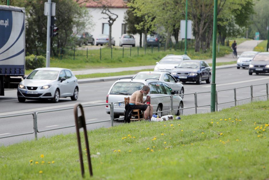 Mokyklos gatvėje – pusnuogis benamis