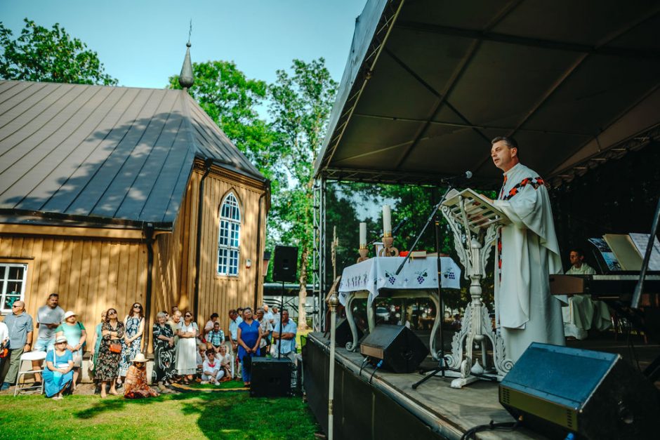 Kunigas R. Doveika Paberžėje: laisvoje šalyje kausto baimė kalbėti