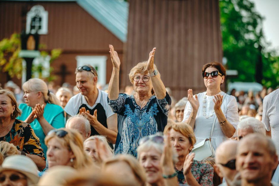 Kunigas R. Doveika Paberžėje: laisvoje šalyje kausto baimė kalbėti