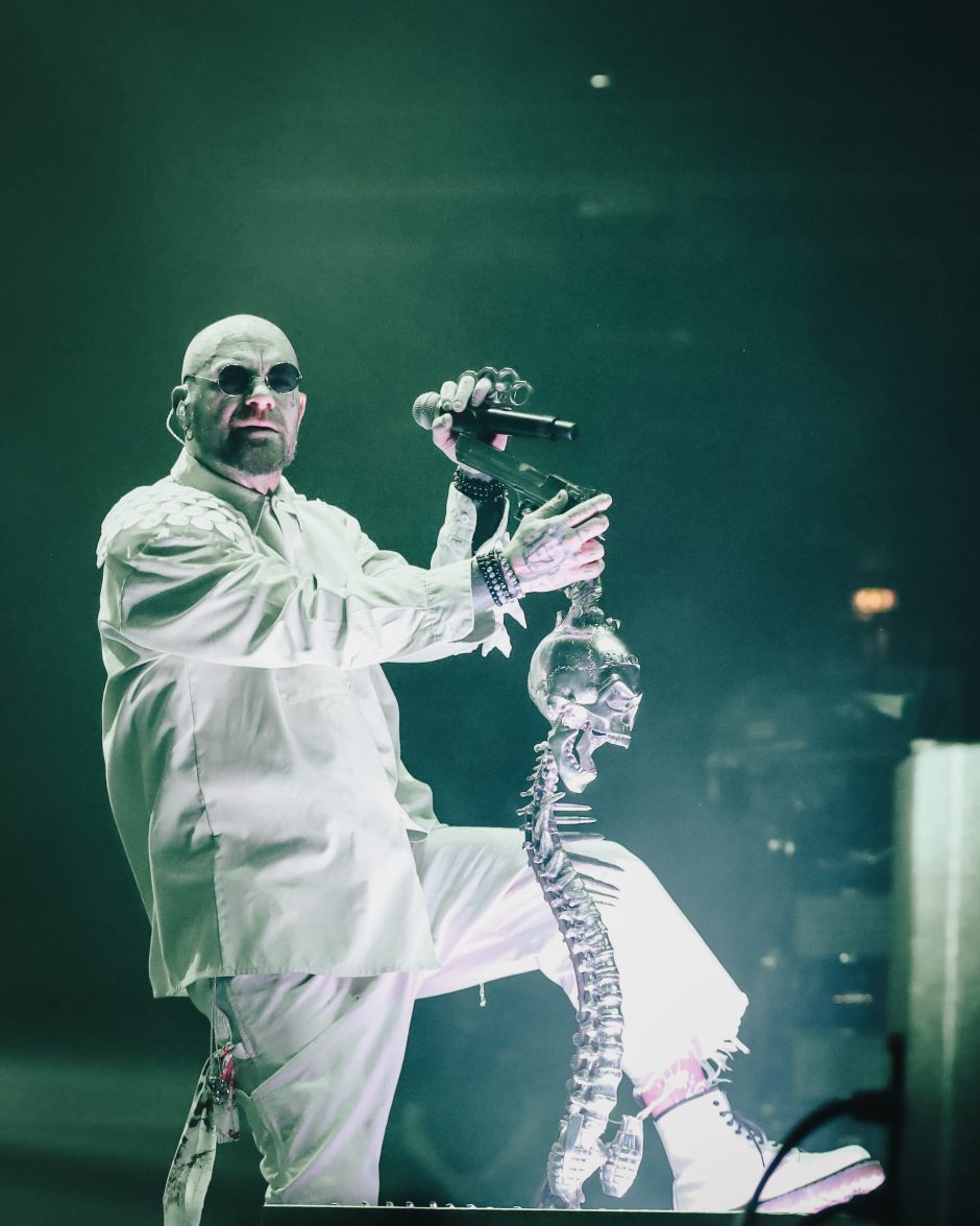 Kaune nugriaudėjo laukinis amerikiečių sunkiojo roko grupės „Five Finger Death Punch“ koncertas