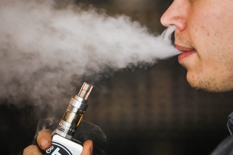 Specialistams nerimą kelia elektroninių cigarečių paplitimas tarp jaunimo