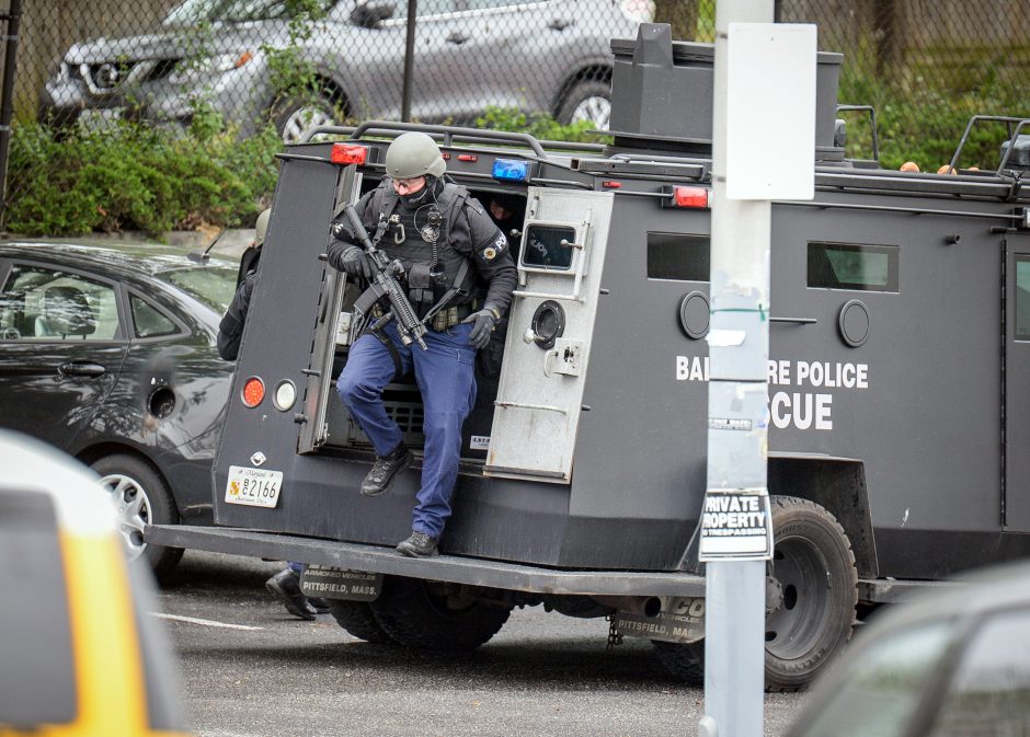 JAV pašautas pandos kostiumą vilkėjęs vyras, laikęs „bombą“ iš šokoladukų