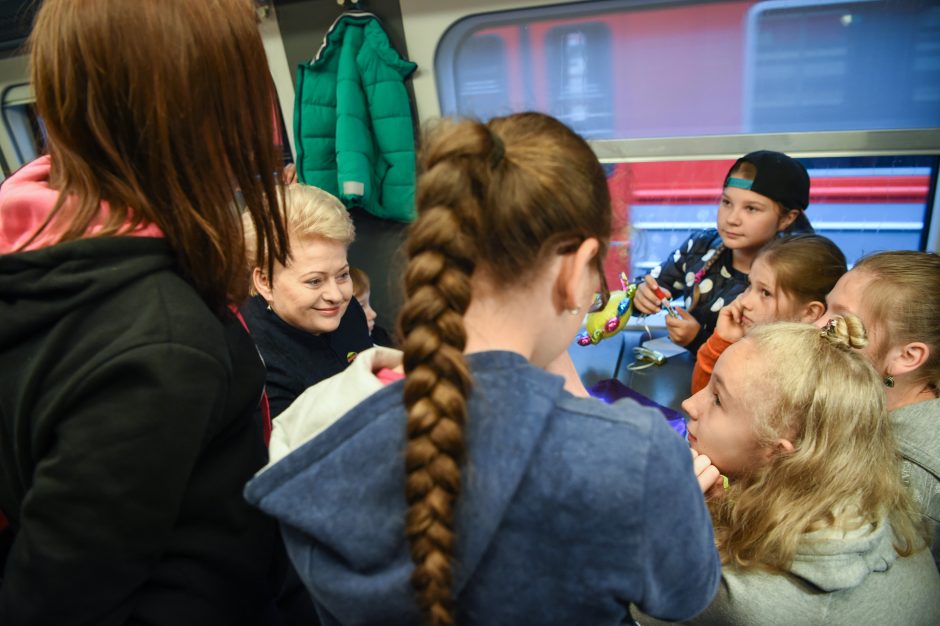 Į pajūrį šimtą vaikų išlydėjusią prezidentę nustebino traukinys
