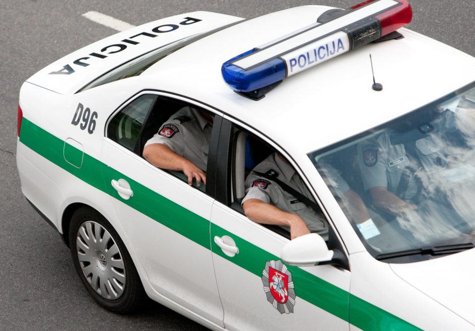 Jonavos rajone pareigūnai sustabdę kario vairuojamą automobilį įtaria radę narkotikų