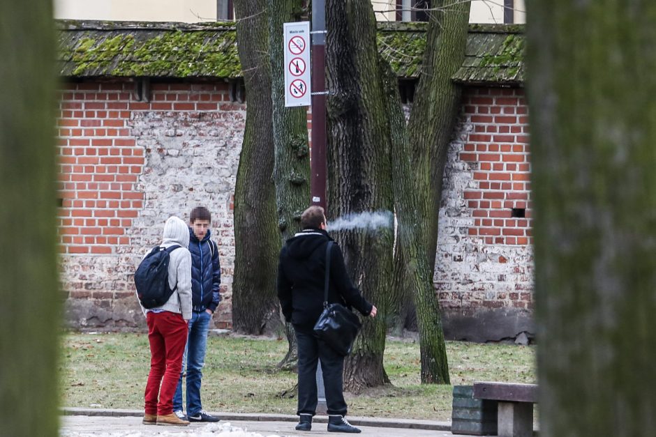 Rūkančiam gimnazistui – su lazda per galvą