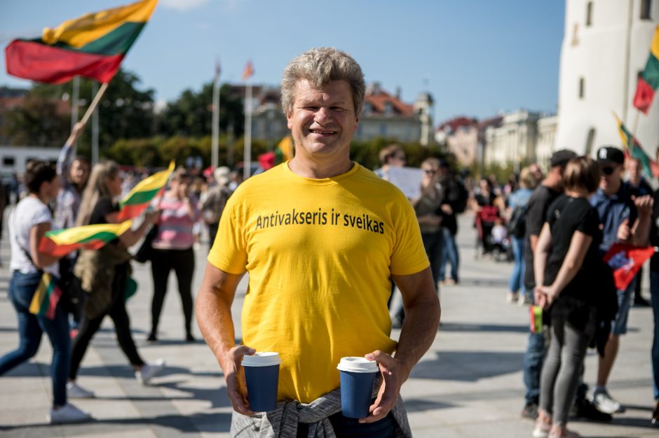 Vilniuje – tūkstantinis protestas: su plakatais „Ne gyvulių pasui“ ir „Dž. Sorošą lauk iš Lietuvos“