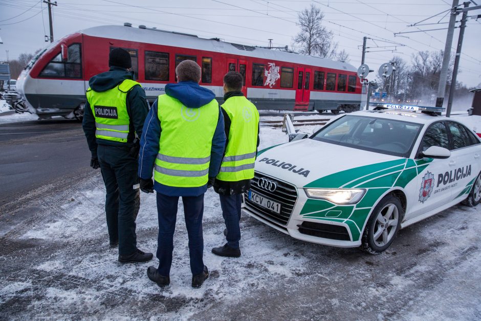 „Lietuvos geležinkeliai“ su policija vykdė saugaus eismo pervažose akciją