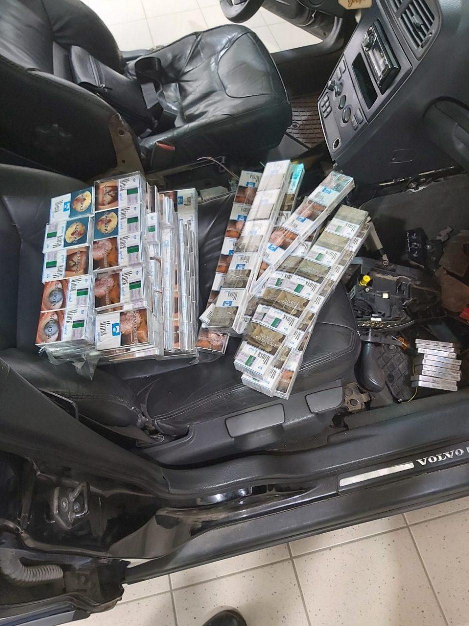 Baltarusis ir vilnietis automobilių slėptuvėse gabeno kontrabandines cigaretes