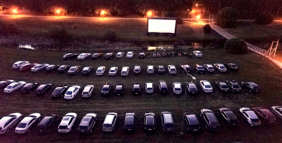 Helovino savaitgalis „drive-in“ kine Klaipėdoje