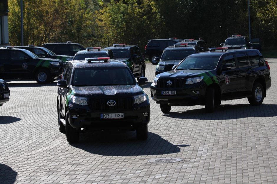 Pasieniečiai perka dar beveik 100 visureigių