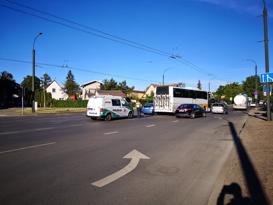Avarija Kaune: susidūrė autobusas ir „Bolt“ automobilis