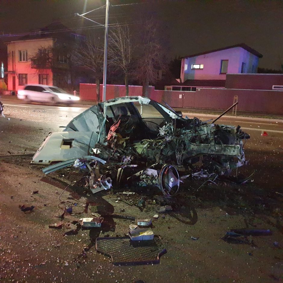 Žiauri avarija Kaune: nuo policijos bėgęs BMW vairuotojas rėžėsi į stulpą
