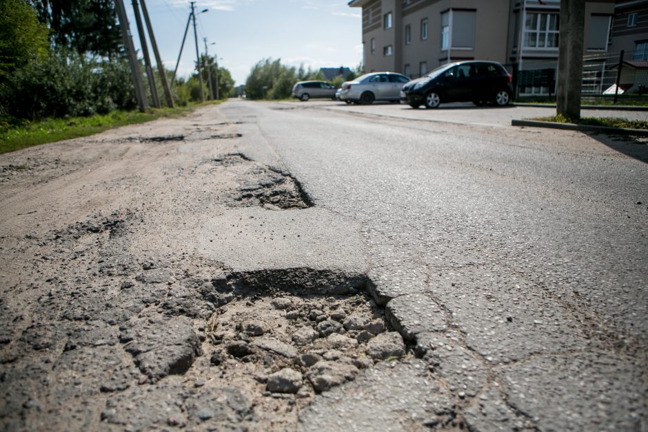 Aleksoto gyventojai širsta dėl duobių: gatvėje jaučiasi kaip slalomo trasoje