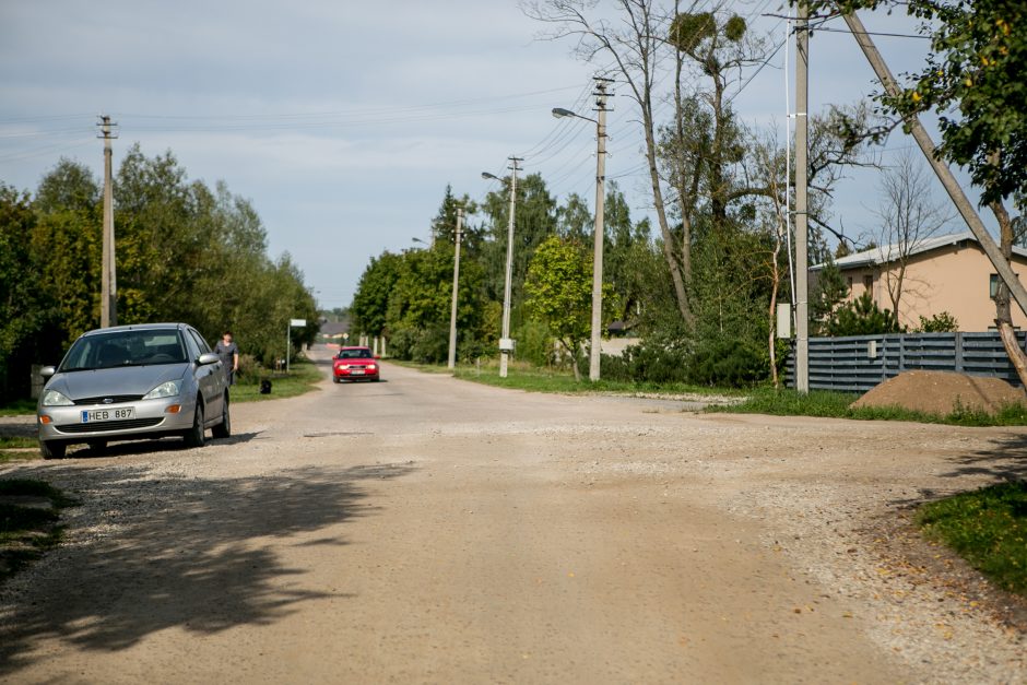 Aleksoto gyventojai širsta dėl duobių: gatvėje jaučiasi kaip slalomo trasoje