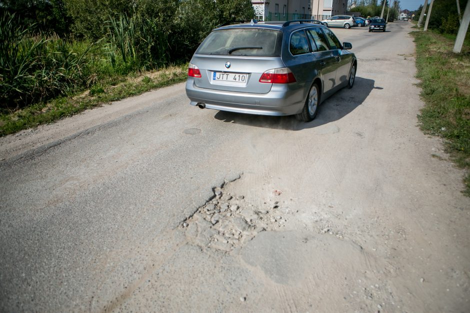 Aleksoto gyventojai širsta dėl duobių: gatvėje jaučiasi kaip slalomo trasoje