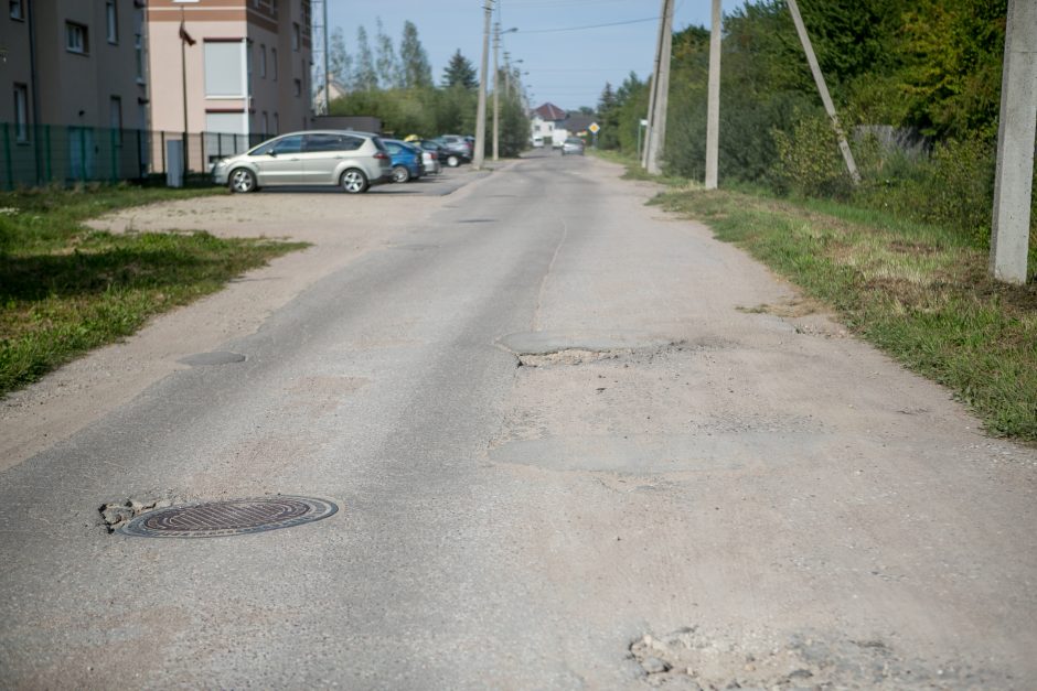 Aleksoto gyventojai širsta dėl duobių: gatvėje jaučiasi kaip slalomo trasoje