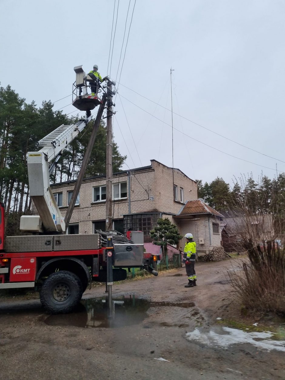 Stipraus vėjo padariniai Kaune: dalis Romainių liko be elektros, virto medžiai, nuplėšta stogo danga
